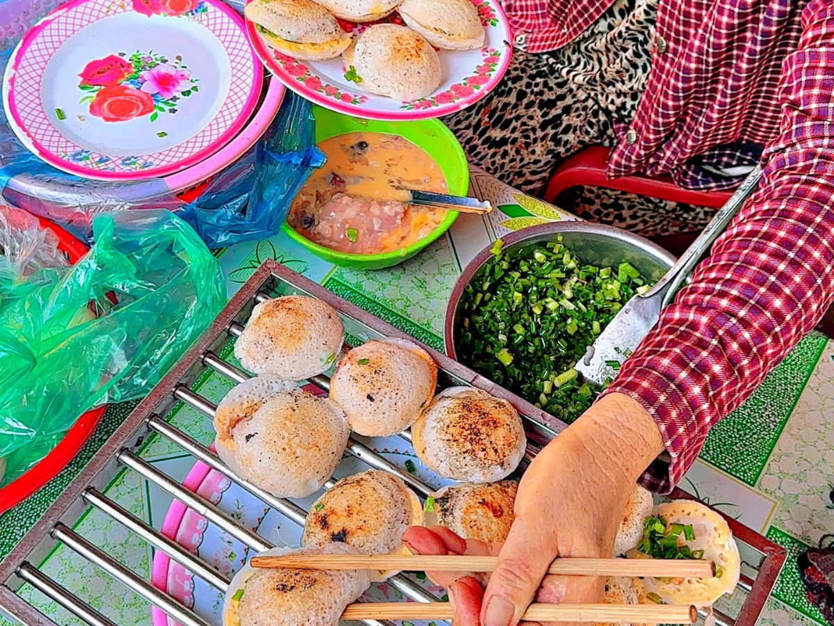 Bánh không sử dụng dầu mỡ nên khi ăn, du khách không cảm thấy ngấy ngán