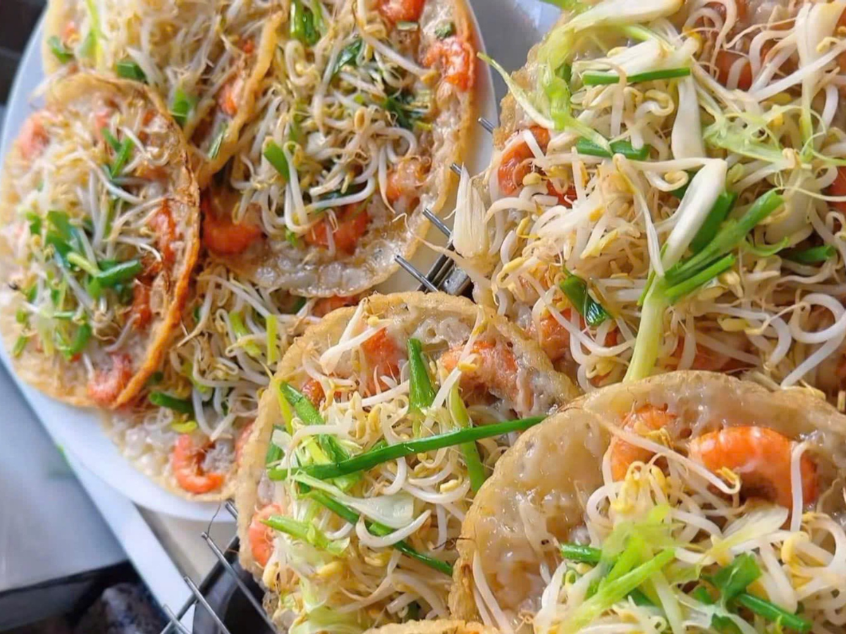 Các nguyên liệu làm bánh, từ bột đến các loại nhân, đều được quán lựa chọn cẩn thận và đảm bảo vệ sinh