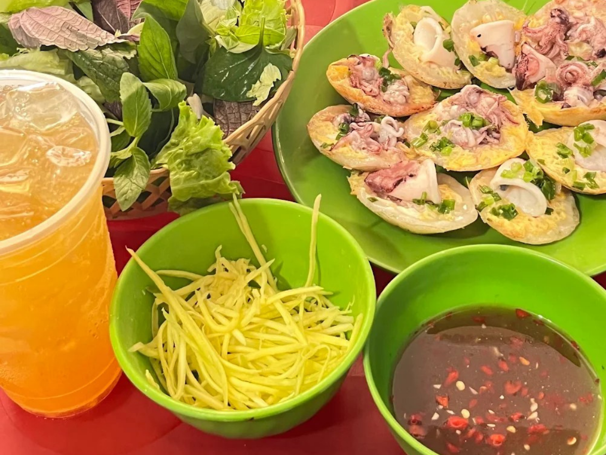 Bánh căn ở đây vẫn giữ được hương vị đặc trưng, nguyên bản đậm đà của người miền Trung