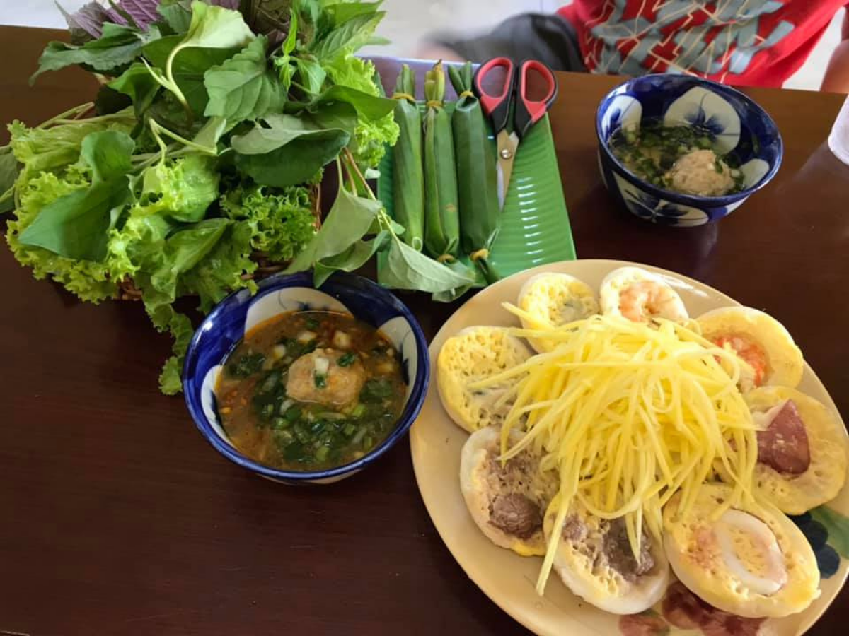 Bánh căn có lớp vỏ màu vàng óng, giòn tan, khi ăn kèm với nước chấm đặc biệt của quán, tạo nên trải nghiệm tuyệt vời