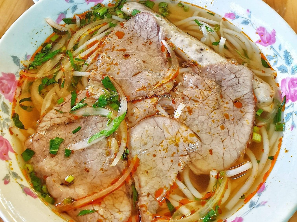 Khách đến trải nghiệm món bún bò của quán đánh giá rất thích nước dùng và sự tươi ngon của nguyên liệu tại đây