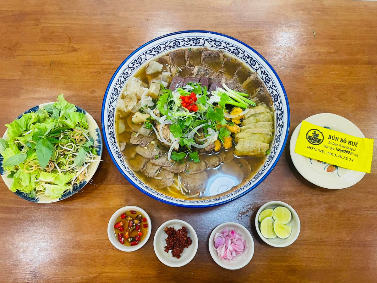 Bún Bò Huế Cô Ba là một điểm đến ẩm thực được nhiều người biết đến với chất lượng và hương vị đặc trưng của món bún bò Huế