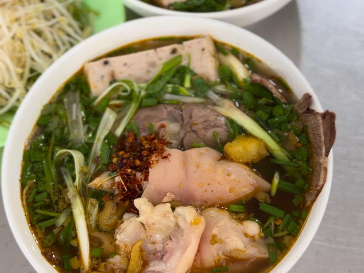 Bún bò tại đây được khen ngợi là có nước dùng đậm đà và thịt bò mềm, cùng với nhiều loại topping chất lượng