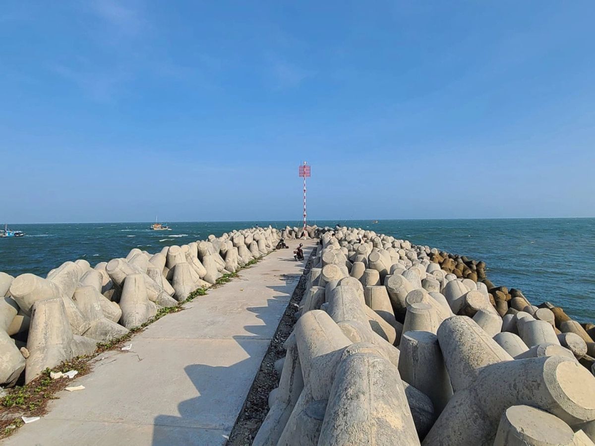Du khách cần tuân thủ các quy định và bảo vệ cảnh quan bờ kè Phước Hải