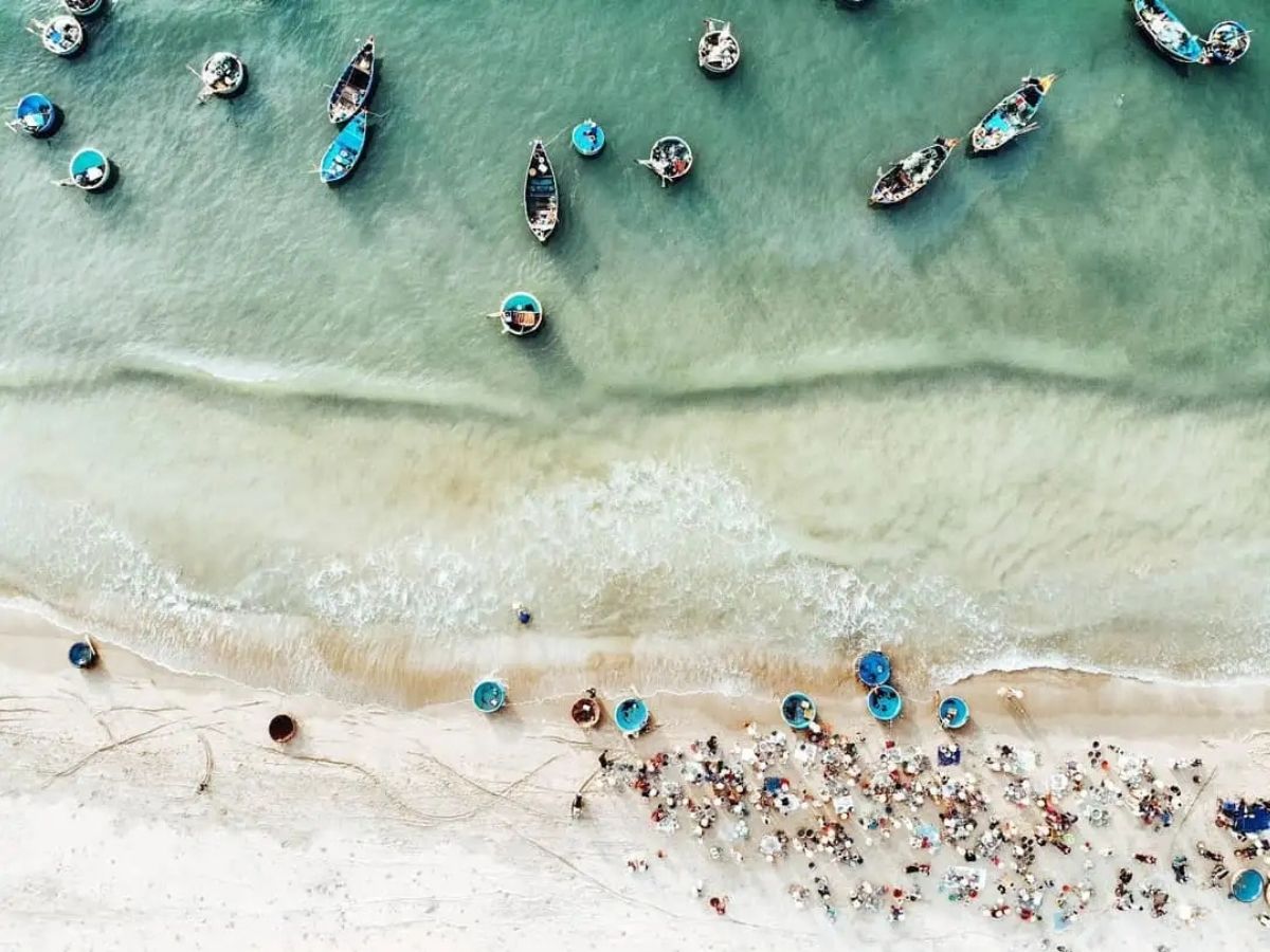 Giai đoạn từ tháng 11 đến tháng 4 là mùa khô, cảnh quan bờ kè và làng chài đẹp