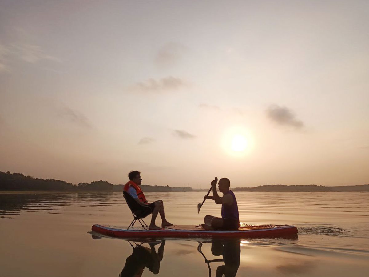 Du khách chuẩn bị SUP để chèo ở các khu vực ven biển, hồ được phép chèo