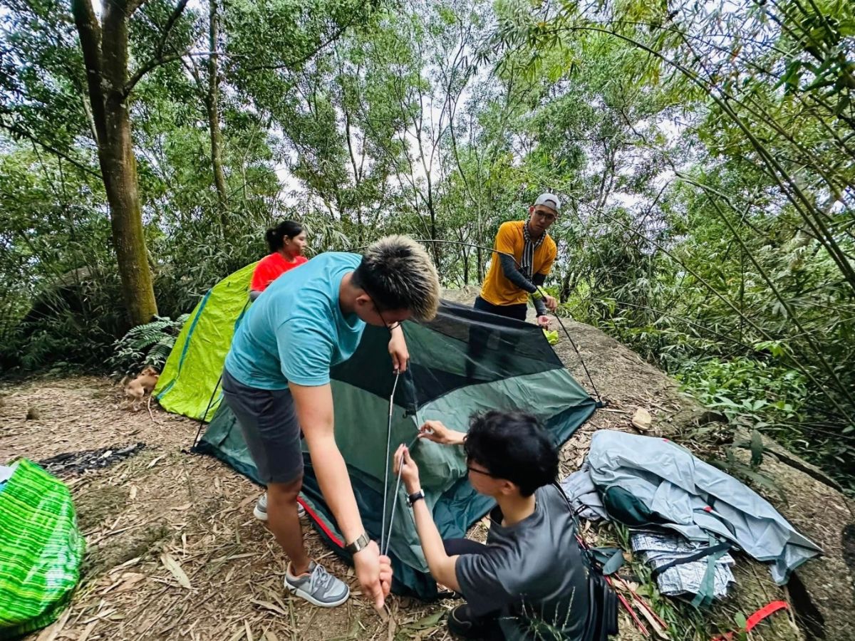 Núi Dinh là điểm cắm trại hấp dẫn với nhiều người yêu thích trekking và khám phá thiên nhiên