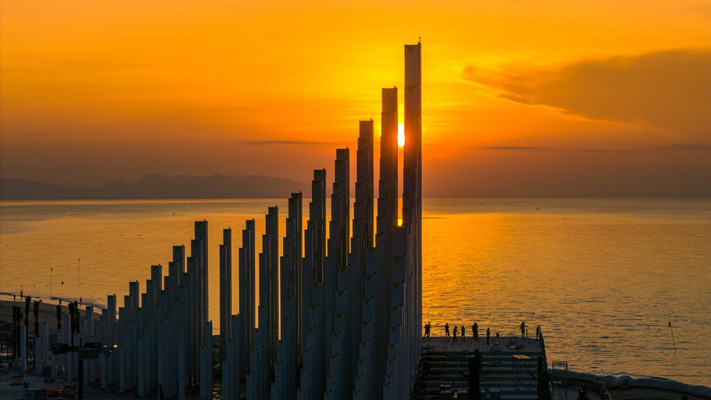 Khung cảnh hoàng hôn rực rỡ tại Quảng trường Tam Thắng