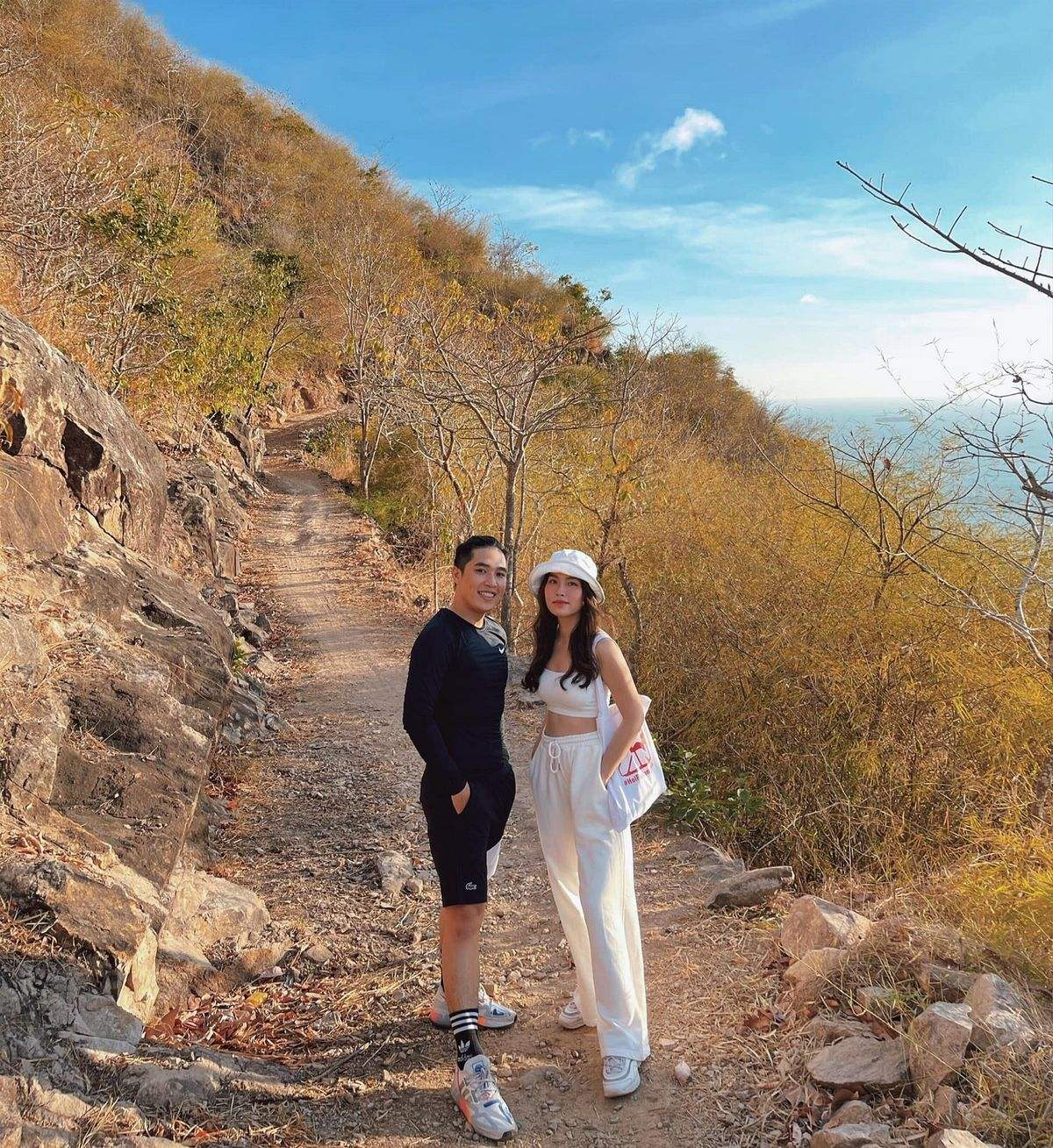 Du khách nên lựa chọn tông màu quần áo nhẹ nhàng để có bức ảnh hợp với mùa lá khô