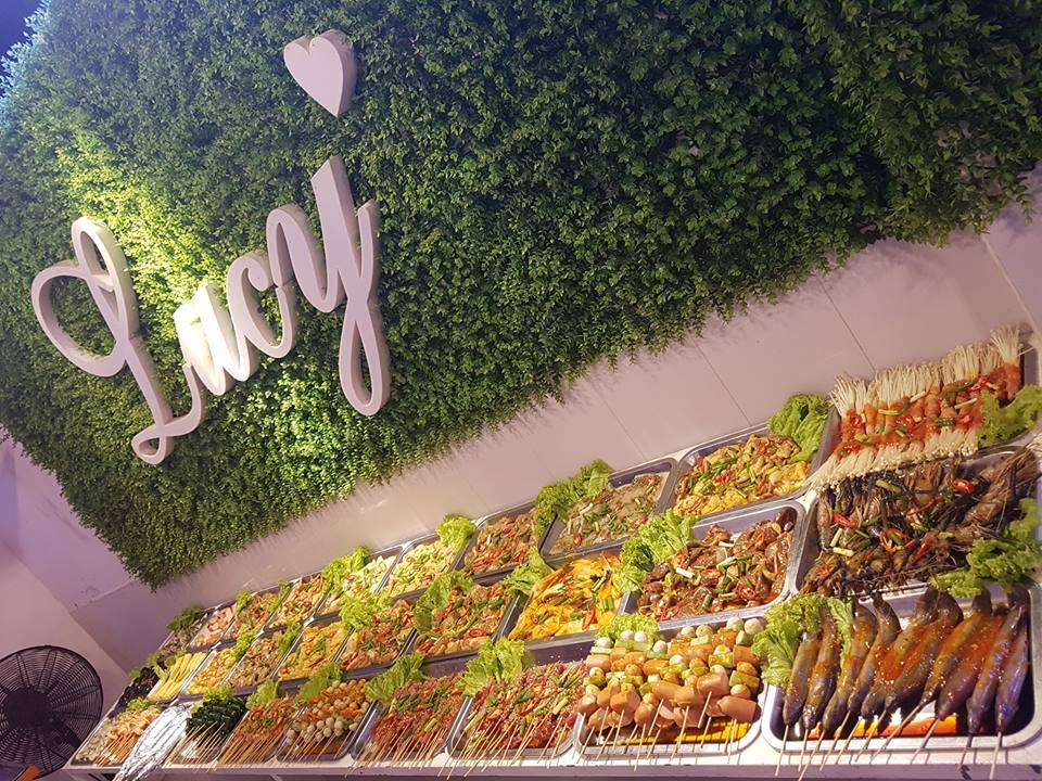Những khay thịt và hải sản tươi ngon tại quán nướng Lucy BBQ