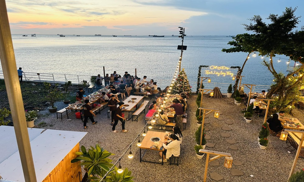 Các quán nướng có tầm nhìn hướng biển thường phải đặt bàn sớm để giữ chỗ