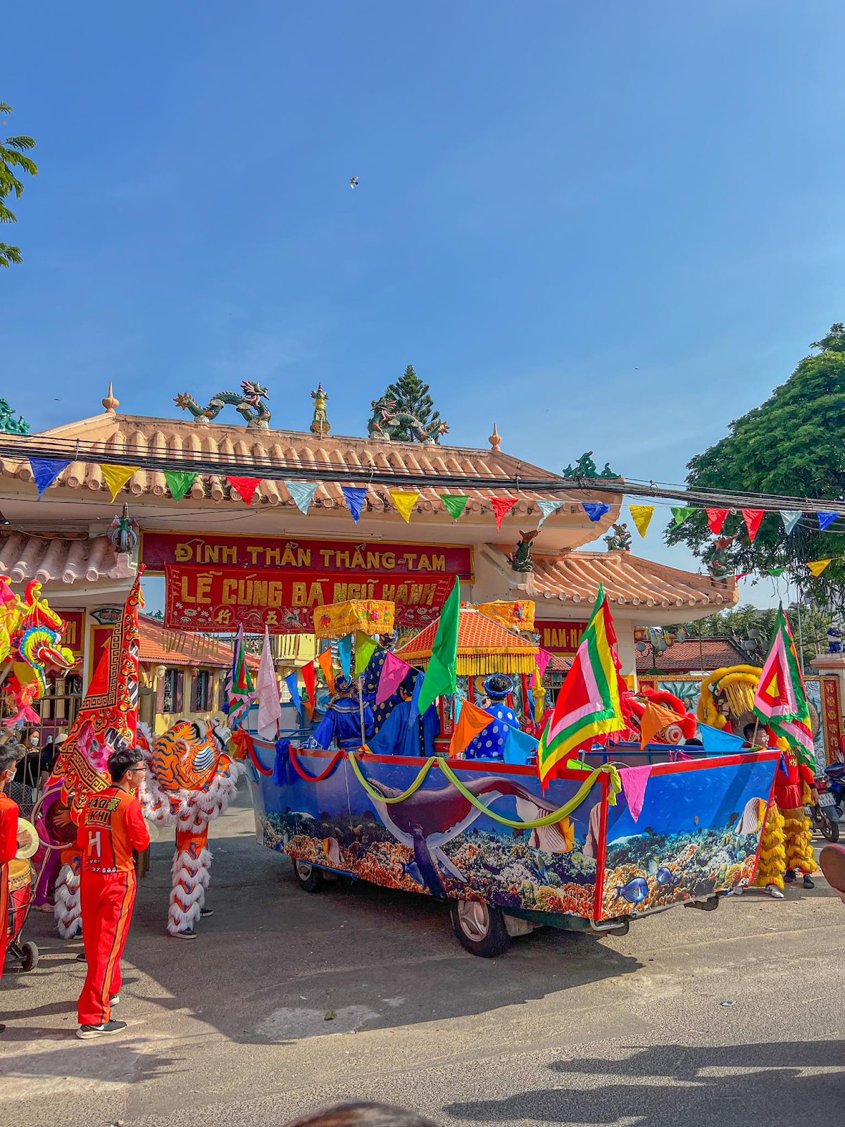 Nghi thức lễ Nghinh Bà diễn ra trang trọng với kiệu nâng và cờ ngũ hành