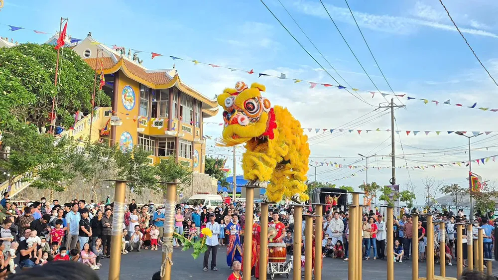 Đông đảo du khách theo dõi Lễ hội Dinh Cô Long Hải