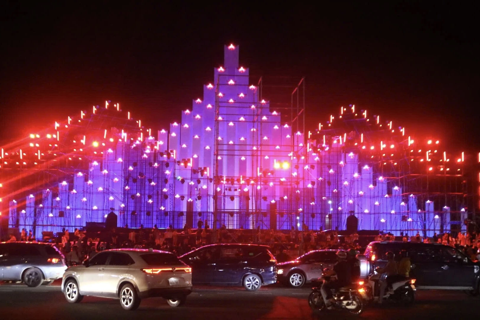 Tháp Tam Thắng nổi bật với hệ thống ánh đèn rực rỡ ngay tại khu vực trung tâm