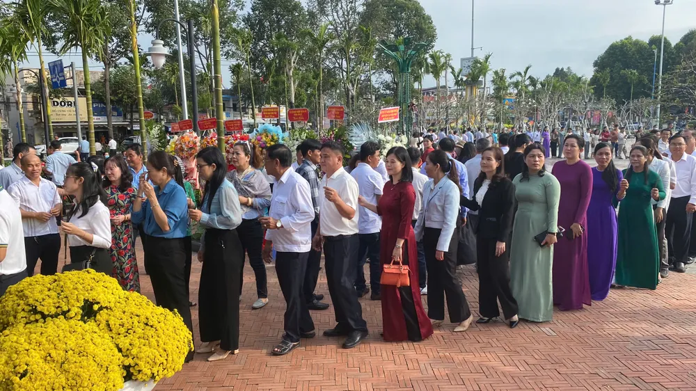 Du khách cần lựa chọn trang phục lịch sự khi tham dự lễ giỗ anh hùng Võ Thị Sáu