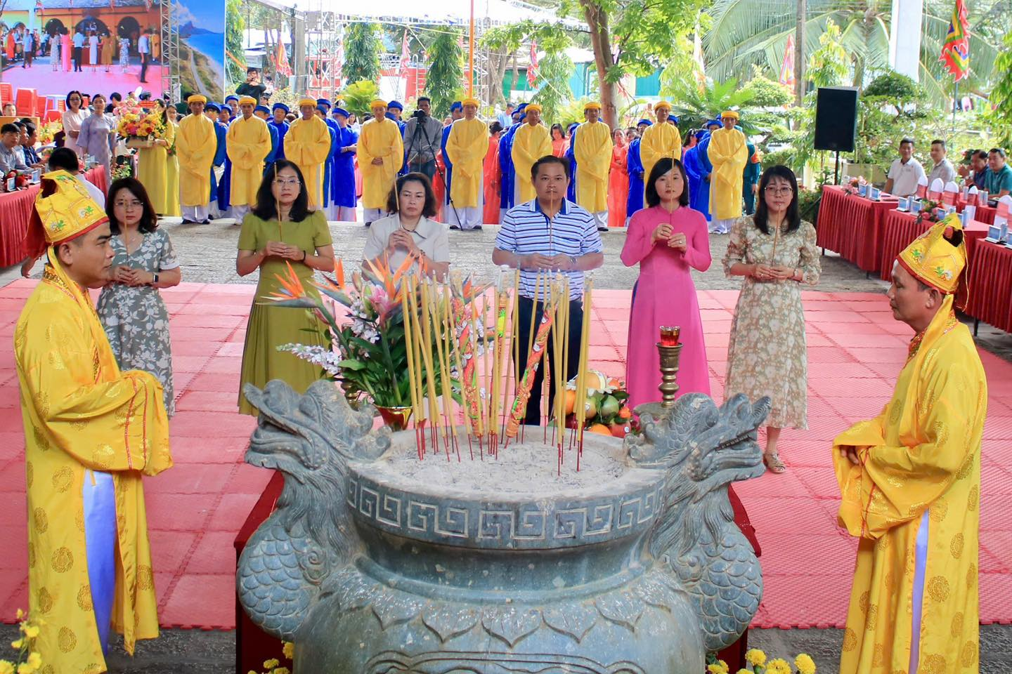 Các đoàn quan chức, lãnh đạo thực hiện nghi lễ dâng hương tưởng niệm Bà Phi Yến