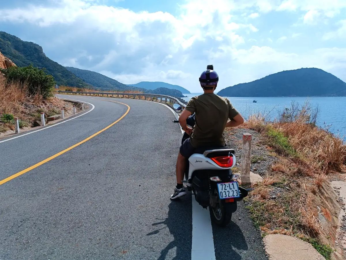 Du khách đi theo tuyến đường ven biển để đến làng Cỏ Ống