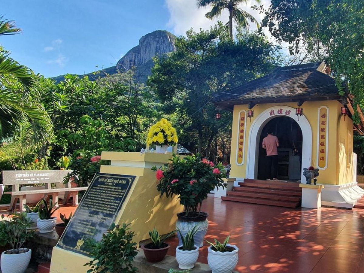 Không gian bên ngoài Miếu Năm Cô Côn Đảo