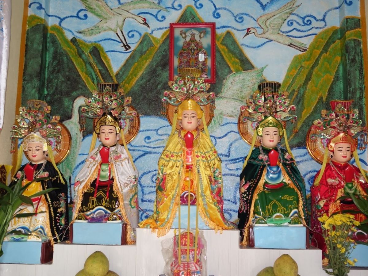 Miếu Năm Cô nằm ở vị trí gần trung tâm, thuận lợi cho du khách di chuyển trên đảo