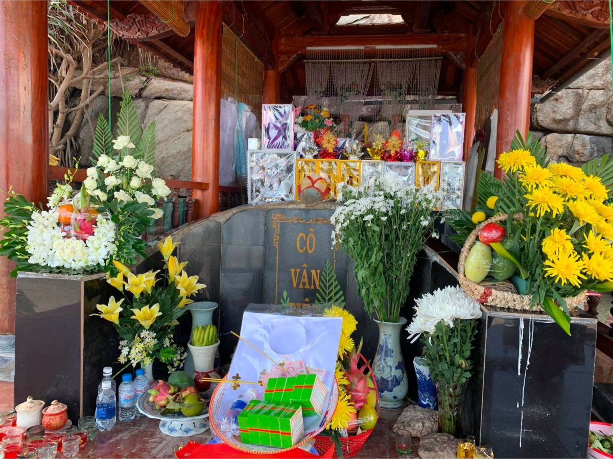 Lễ vật dâng tại Miếu Năm Cô đơn giản nhưng thành kính