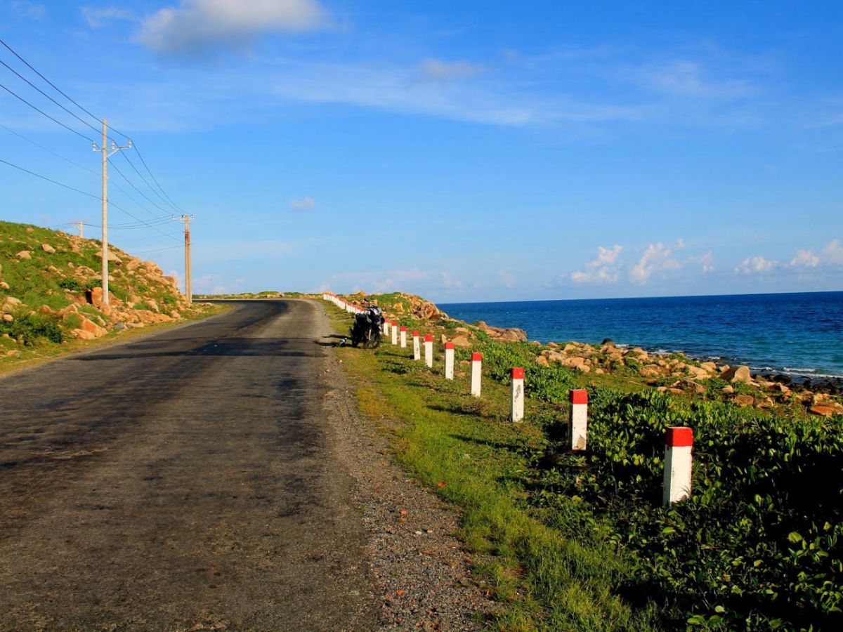 Di chuyển từ trung tâm Côn Đảo đến Đỉnh Tình Yêu theo tuyến đường ven biển