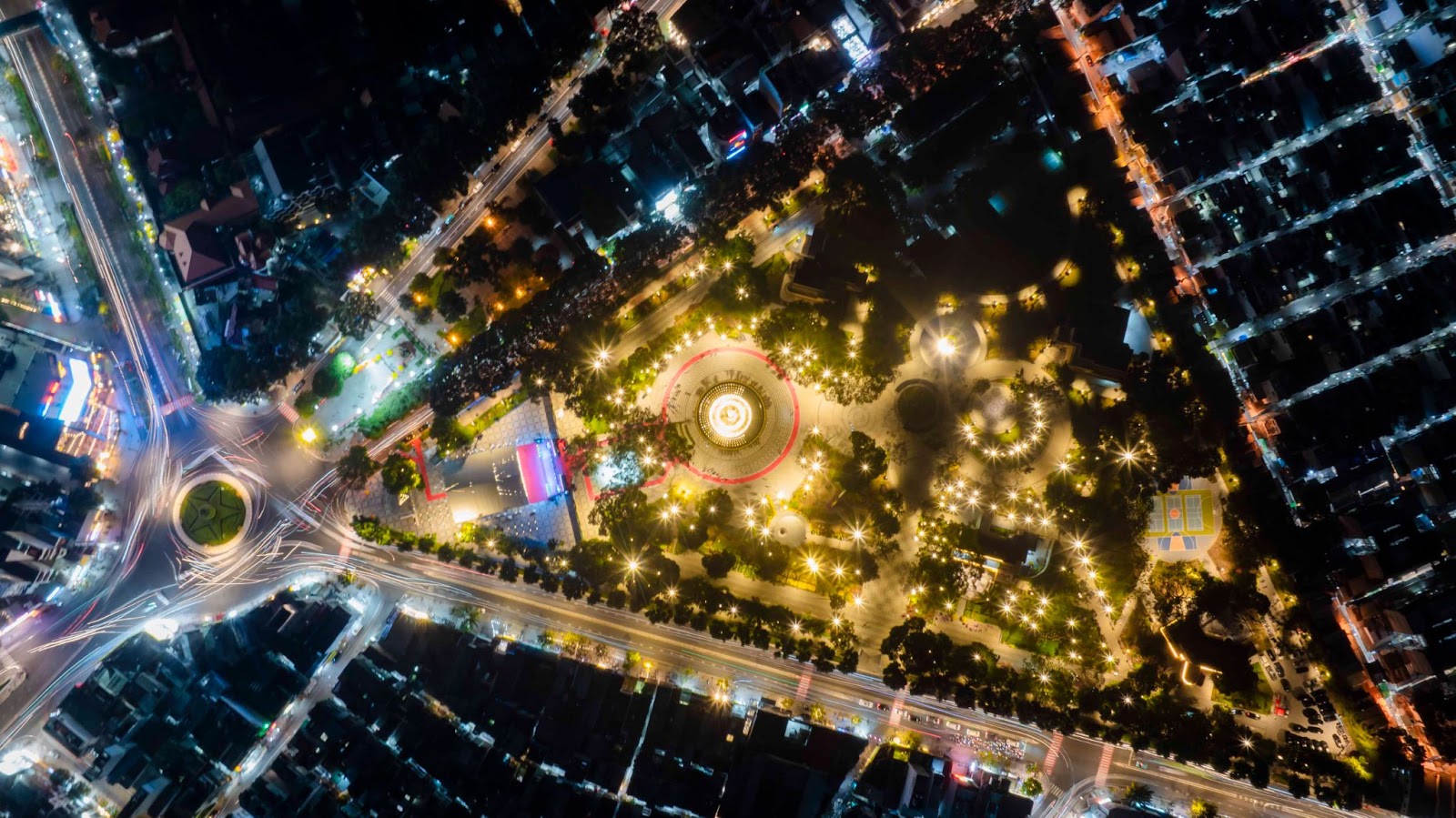 Công viên số 1 Lý Thái Tổ tạo ra một “khoảng lặng xanh” giữa trung tâm siêu đô thị TP HCM