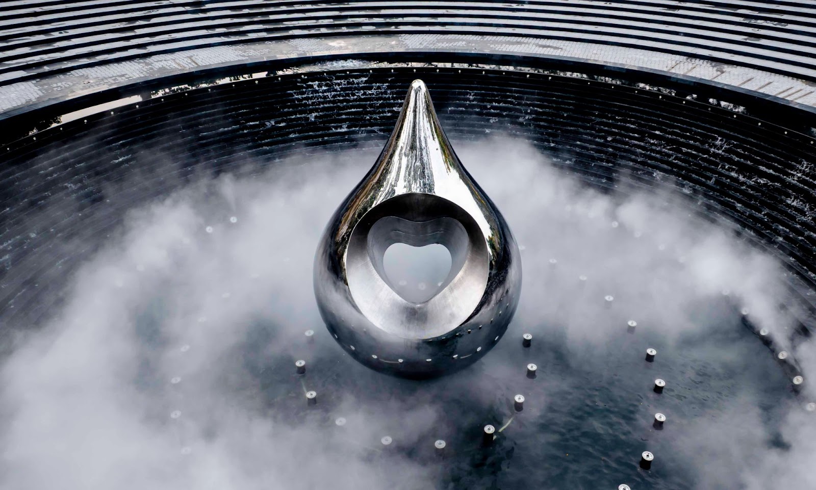 Tượng đài Giọt nước khoét hình trái tim mang nhiều ý nghĩa biểu tượng