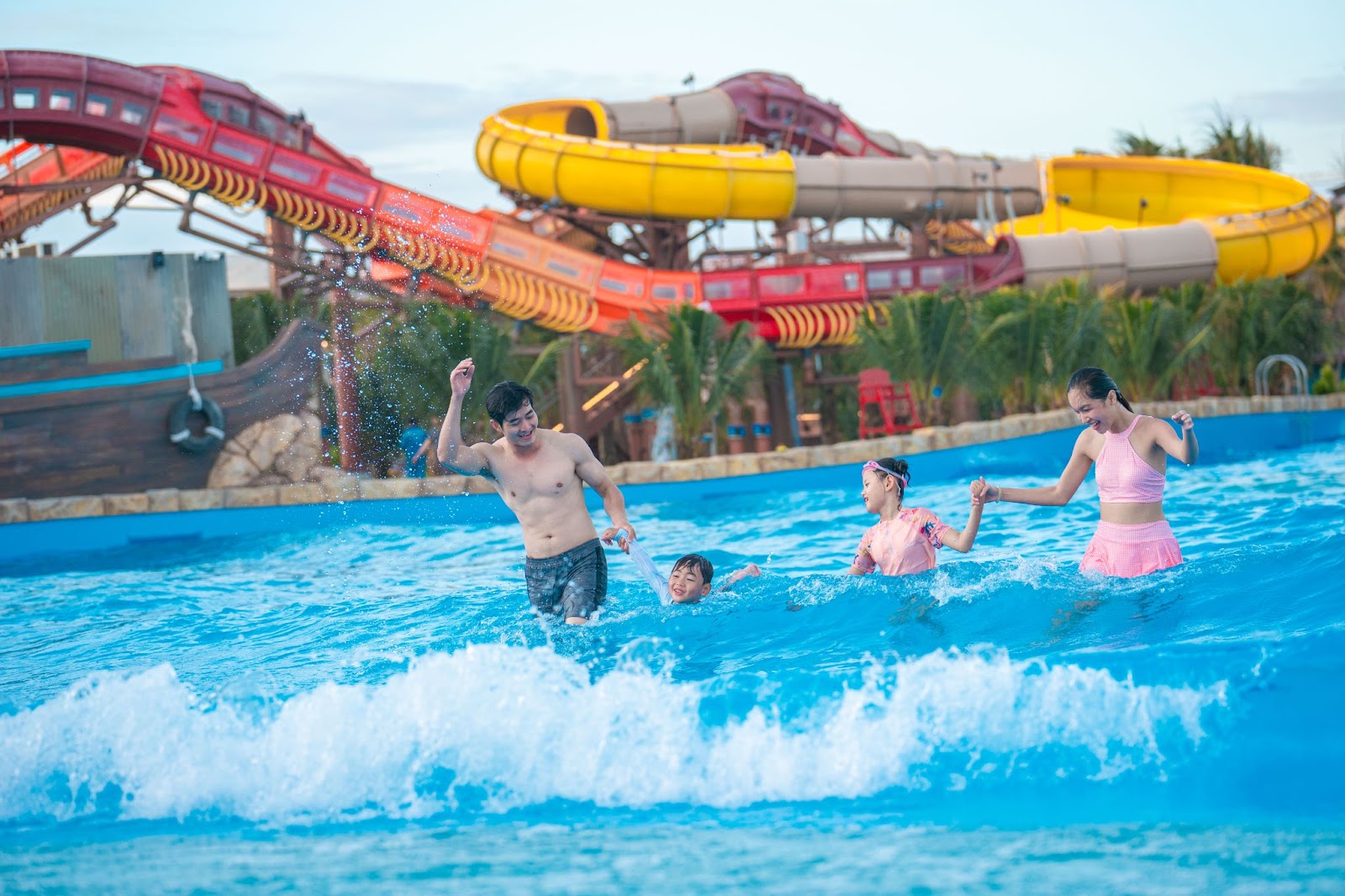 Du khách thích thú trải nghiệm công viên nước Aqua Adventure