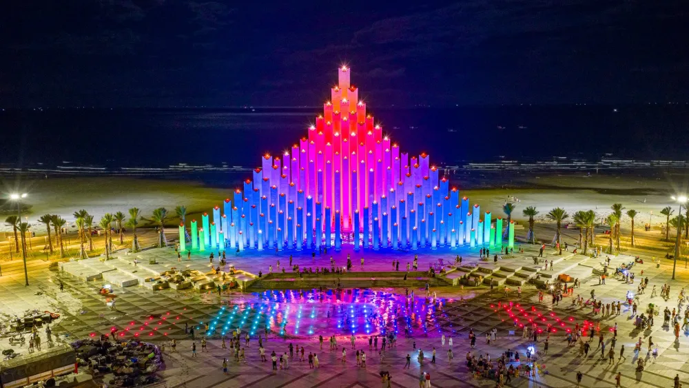 Quảng trường Tam Thắng rực rỡ ánh sáng dưới nền trời đêm (Nguồn: Sưu tầm)