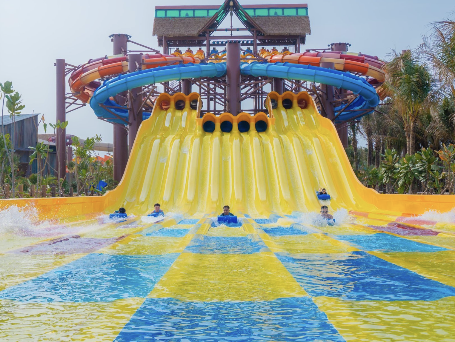 rò chơi Thuyền nhân giao đấu (Aqua Warriors Battle) đạt kỷ lục “Siêu đường đua nước 10 làn trượt đầu tiên trên thế giới”.