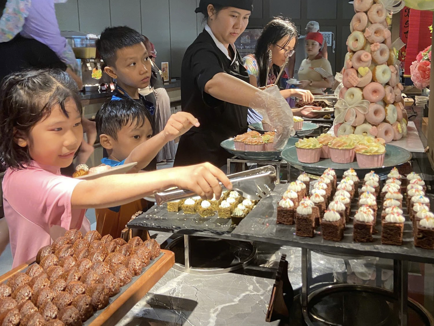 Nhà hàng Buffet Phố Chợ là điểm dừng chân thuận tiện cho du khách khi bắt đầu hoặc kết thúc hành trình vui chơi.