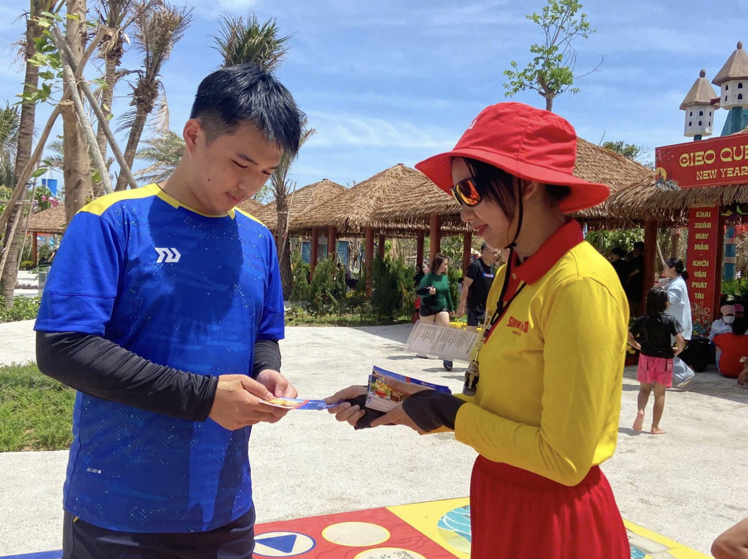 Du khách chú ý thông tin trong quá trình đặt vé vui chơi công viên.