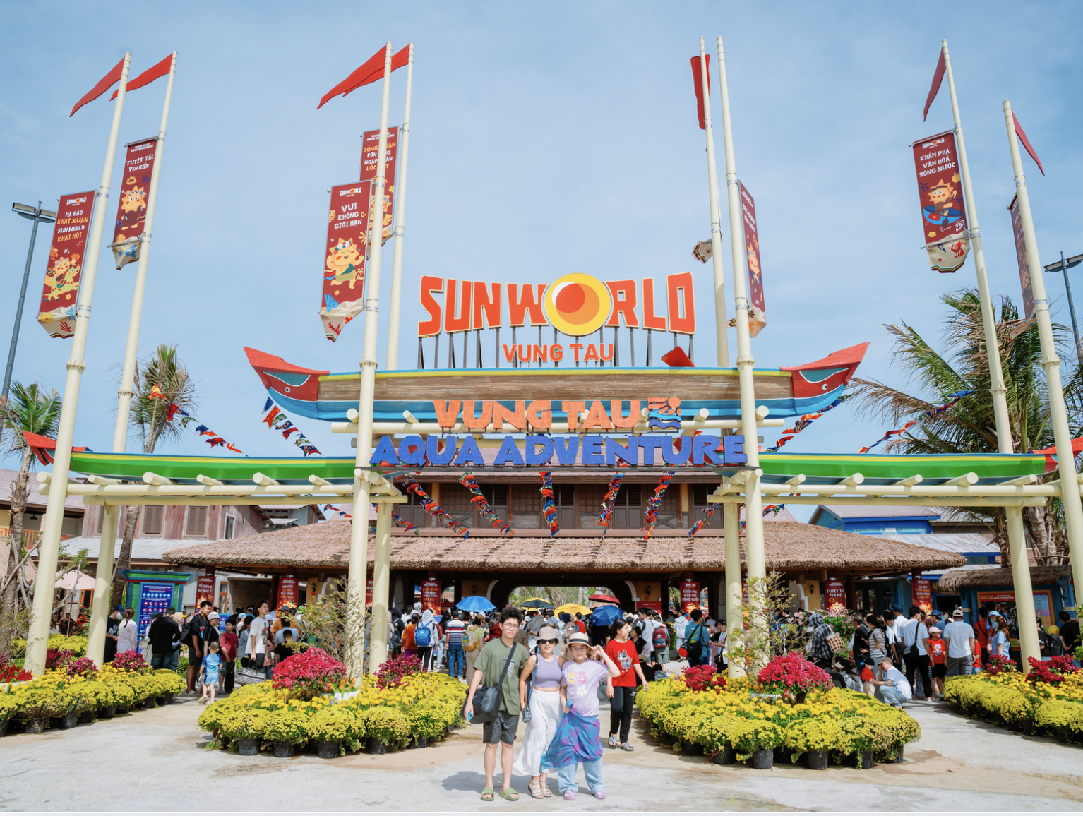Du khách vui vẻ cùng gia đình check-in tại Công viên Sun World Vung Tau.