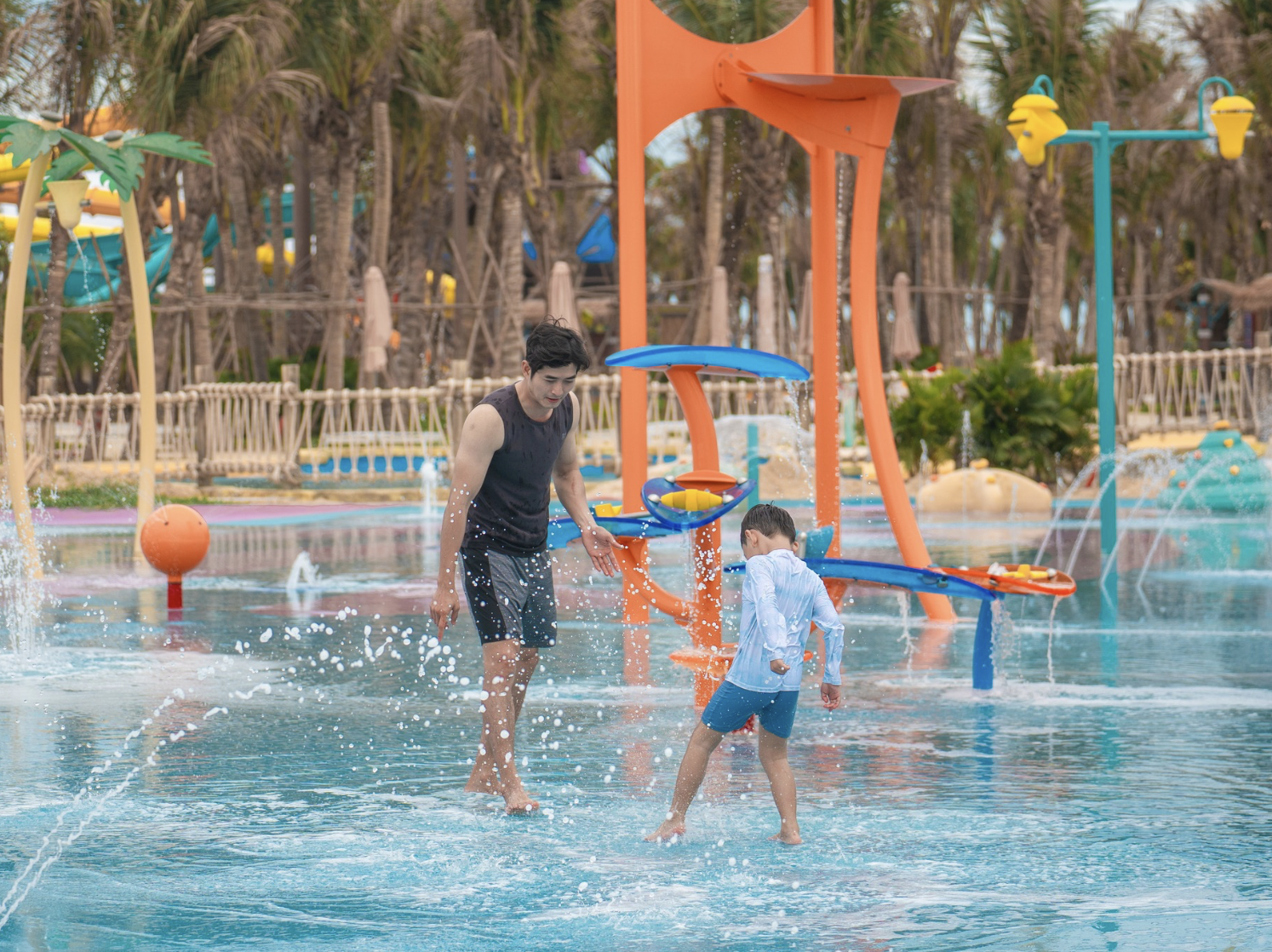 Khoảnh khắc bố và bé vui đùa dưới làn nước mát, tận hưởng không gian vui chơi an toàn và sinh động tại Sun World Vũng Tàu.