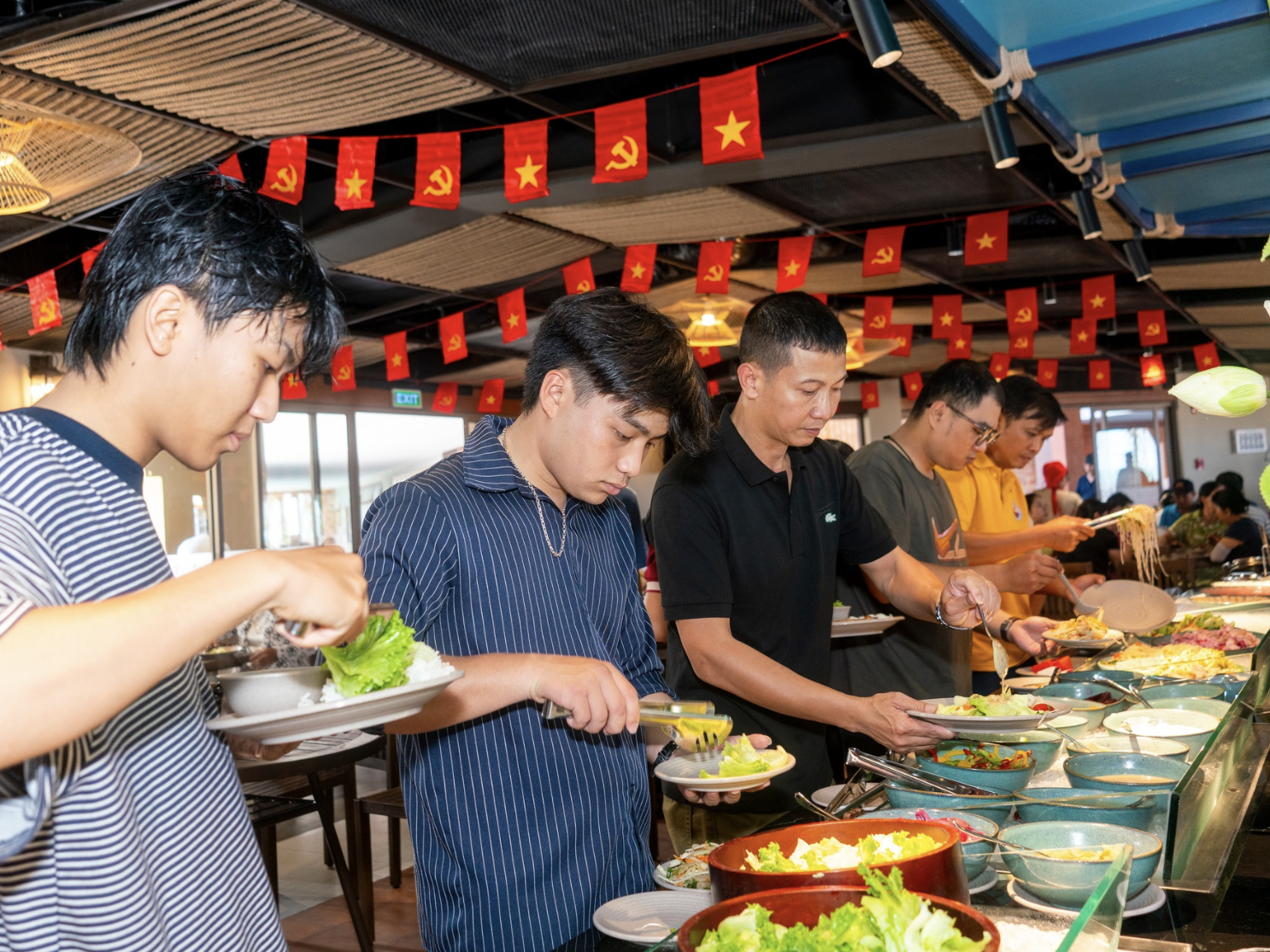 Vé combo tiện lợi giúp du khách tích hợp hoạt động vui chơi với trải nghiệm thưởng thức buffet tại nhà hàng ẩm thực.