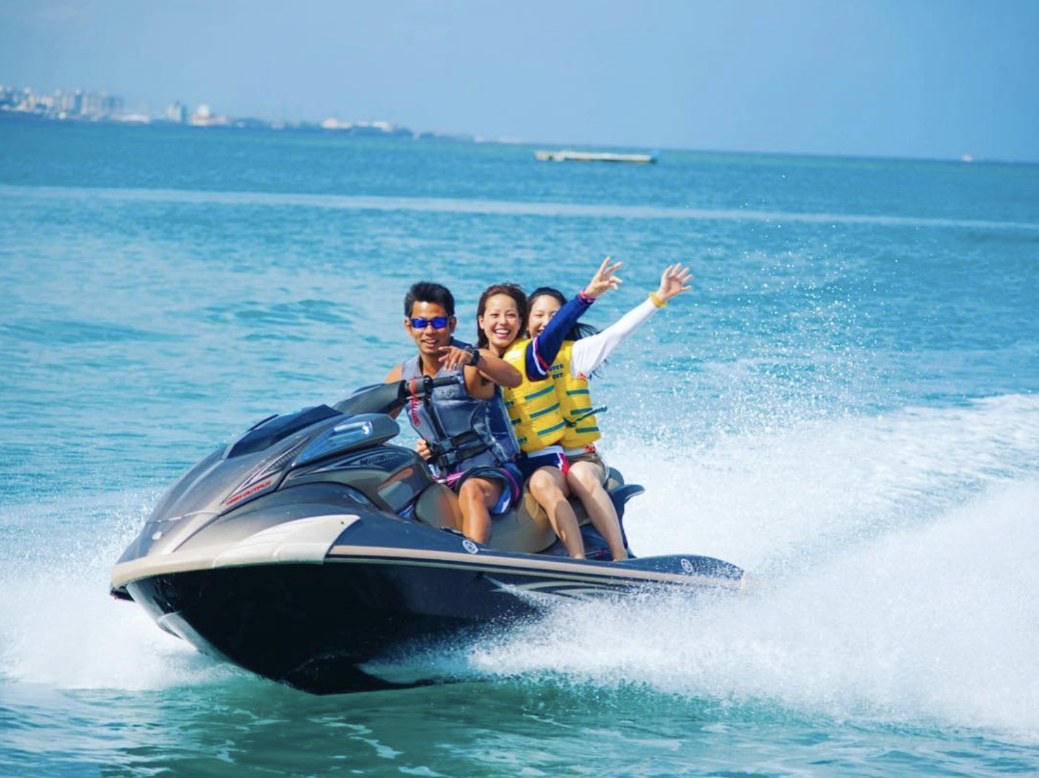 Du khách có thể tham gia các trò chơi thể thao, trò chơi mạo hiểm như lướt sóng, chèo thuyền, nhảy dù, lái cano.