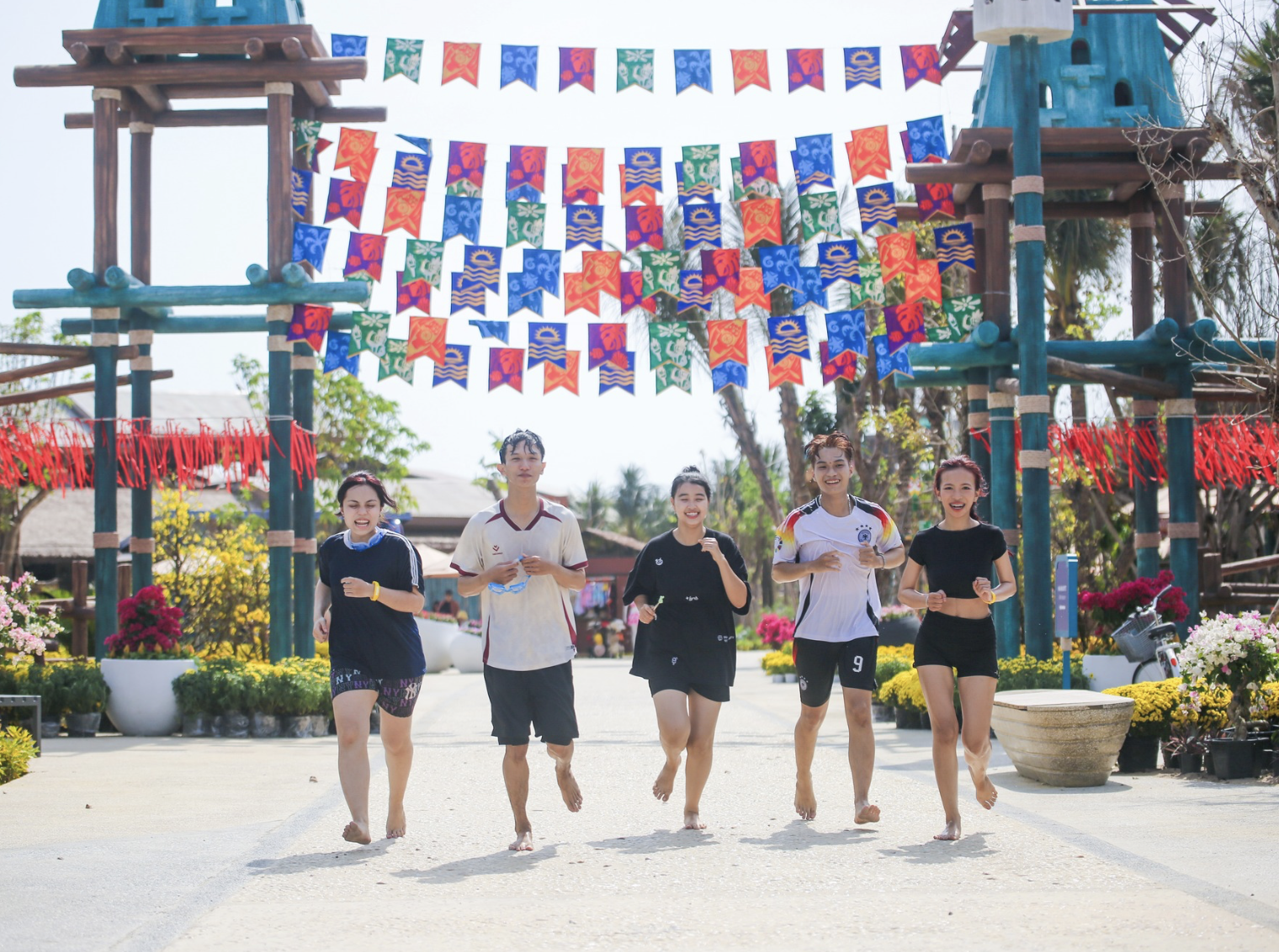 Nhóm bạn trẻ rạng rỡ check-in, sẵn sàng cho một ngày vui chơi năng động và đầy trải nghiệm.