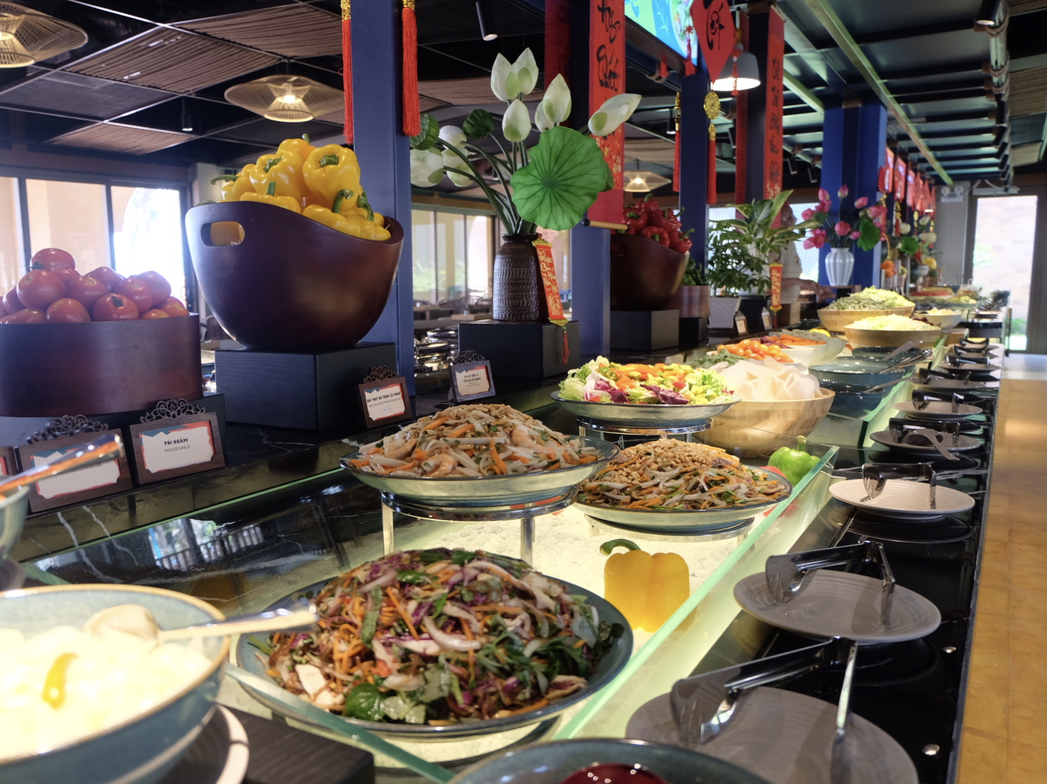 Du khách có lựa chọn thuận tiện nhất là nhà hàng buffet ngay trong khuôn viên công viên.