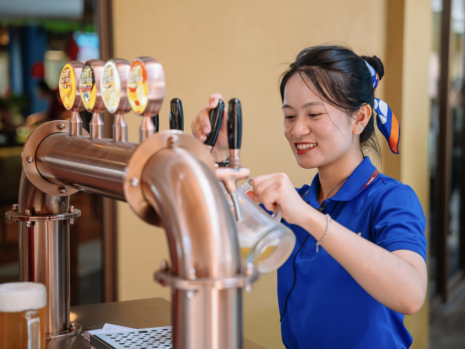 Không gian của Harbour Beer & Bites đặc biệt thích hợp cho các bậc phụ huynh trong lúc chờ các em nhỏ vui chơi dưới nước.