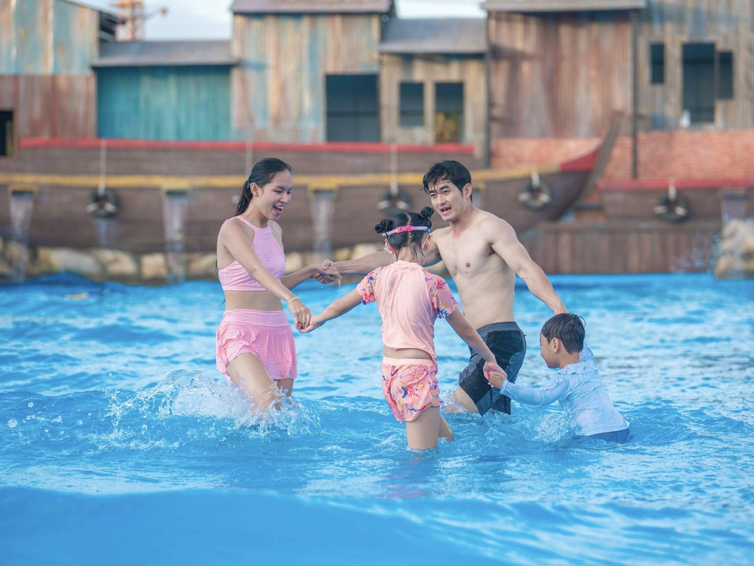 Gia đình vui chơi tại hồ tạo sóng Sun World Vung Tau, tận hưởng khoảnh khắc thư giãn và gắn kết giữa làn nước mát.