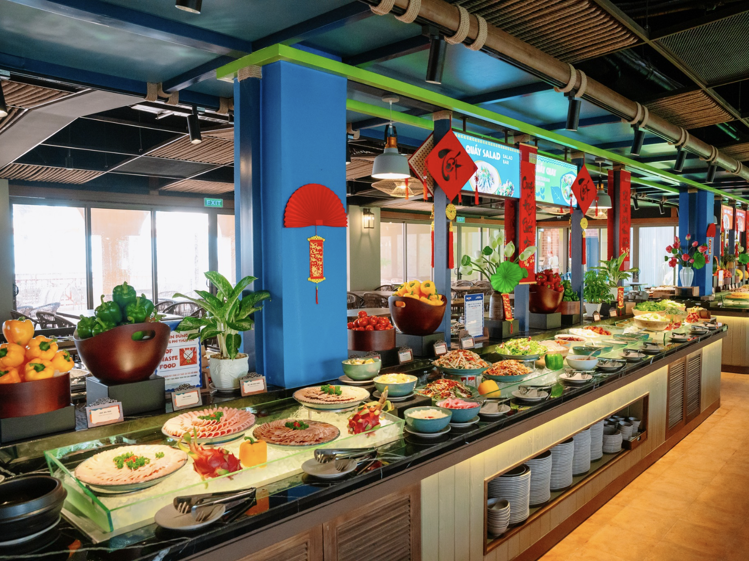Nhà hàng buffet với không gian rộng rãi, mang phong cách gần gũi và thoải mái.