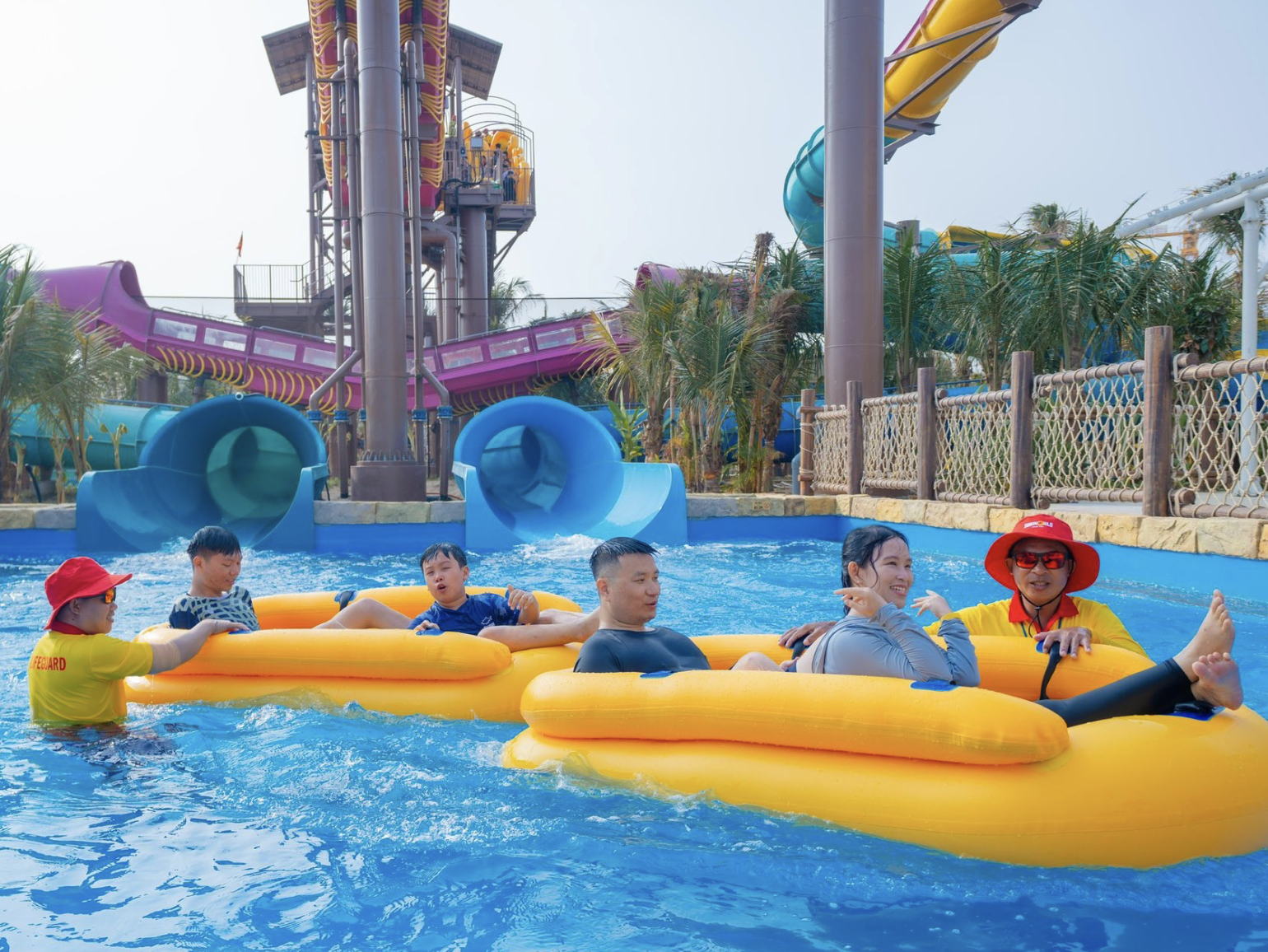 Hoạt động tàu lượn nước siêu tốc với chiều dài ấn tượng, mang lại trải nghiệm liên hoàn đầy hứng khởi