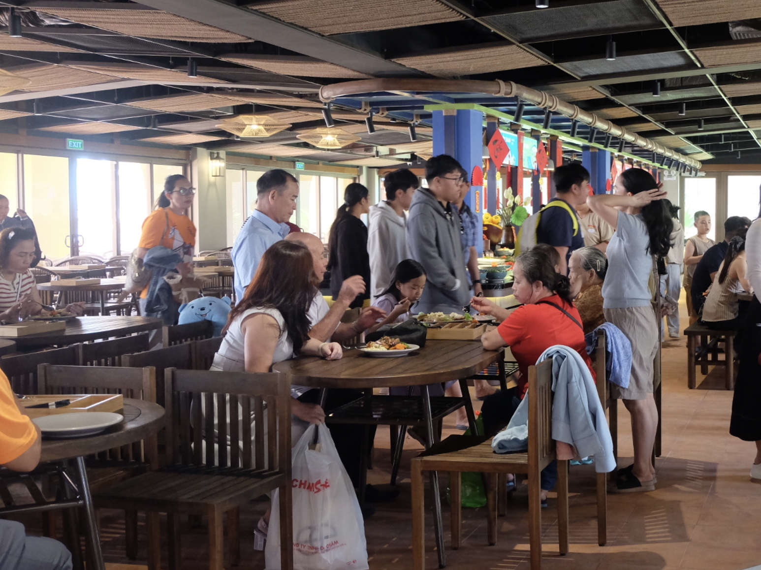 Du khách dừng chân tại nhà hàng buffet để nạp năng lượng, trước khi tiếp tục hành trình khám phá vào buổi chiều.
