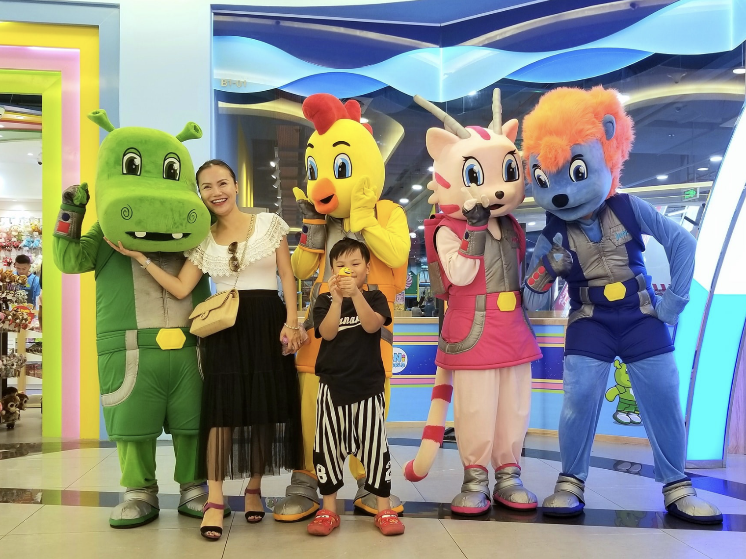 Trẻ nhỏ có thể tham gia nhà bóng, cầu trượt, khu nghệ thuật hoặc các trò chơi mang tính giáo dục.