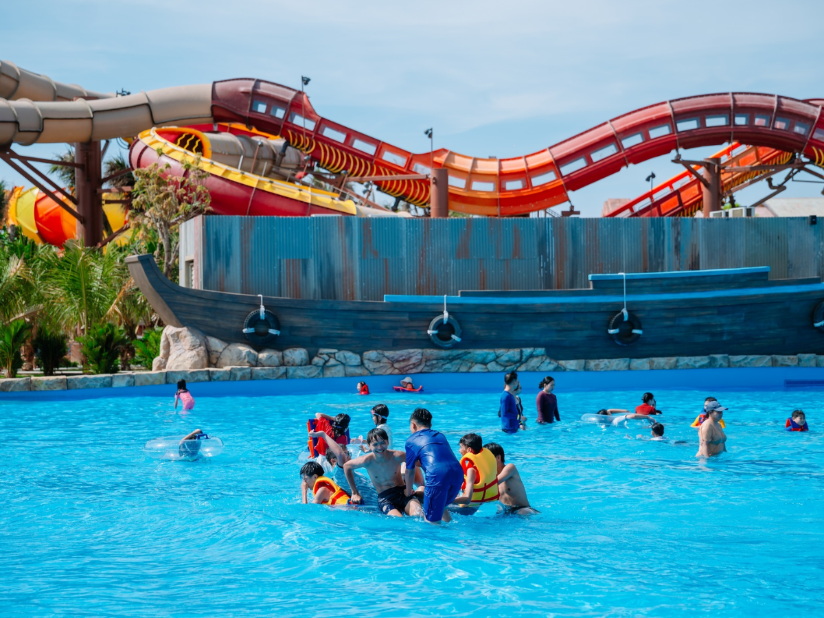 Khoảnh khắc vui chơi sôi động của du khách tại khu trượt nước Sun World Vung Tau.
