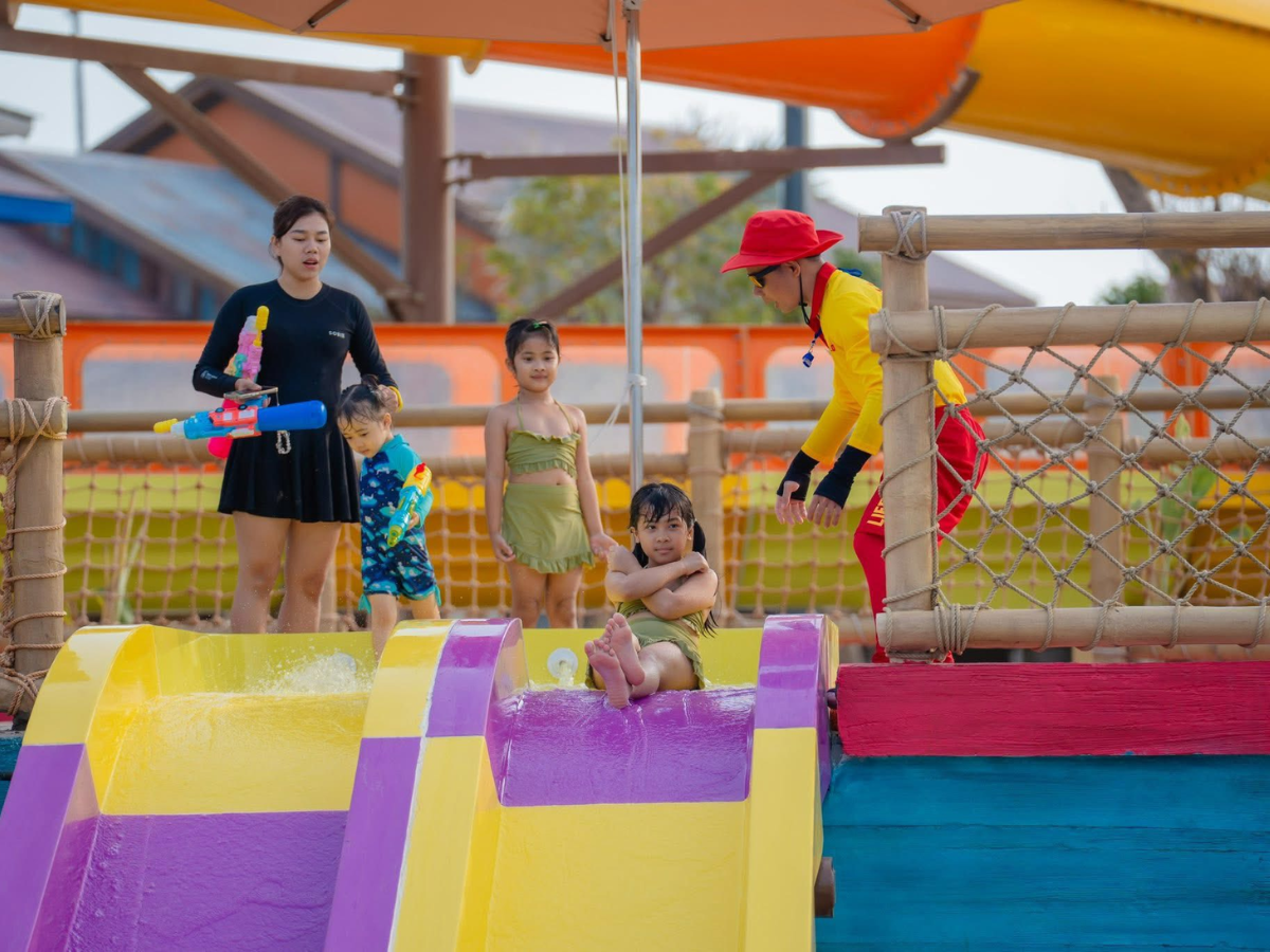 Du khách trong trang phục đồ bơi tận hưởng không khí vui chơi tại Sun World Vung Tau.