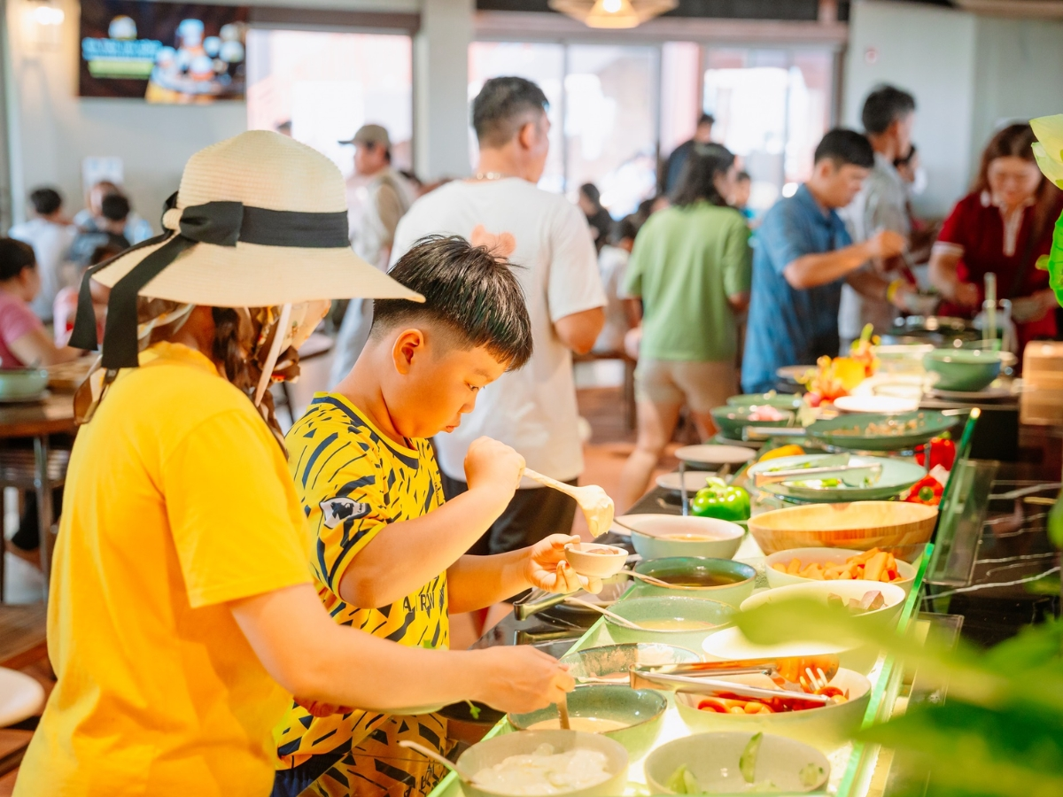 Quầy buffet ẩm thực Sun World Vũng Tàu với đa dạng món ăn phục vụ du khách.