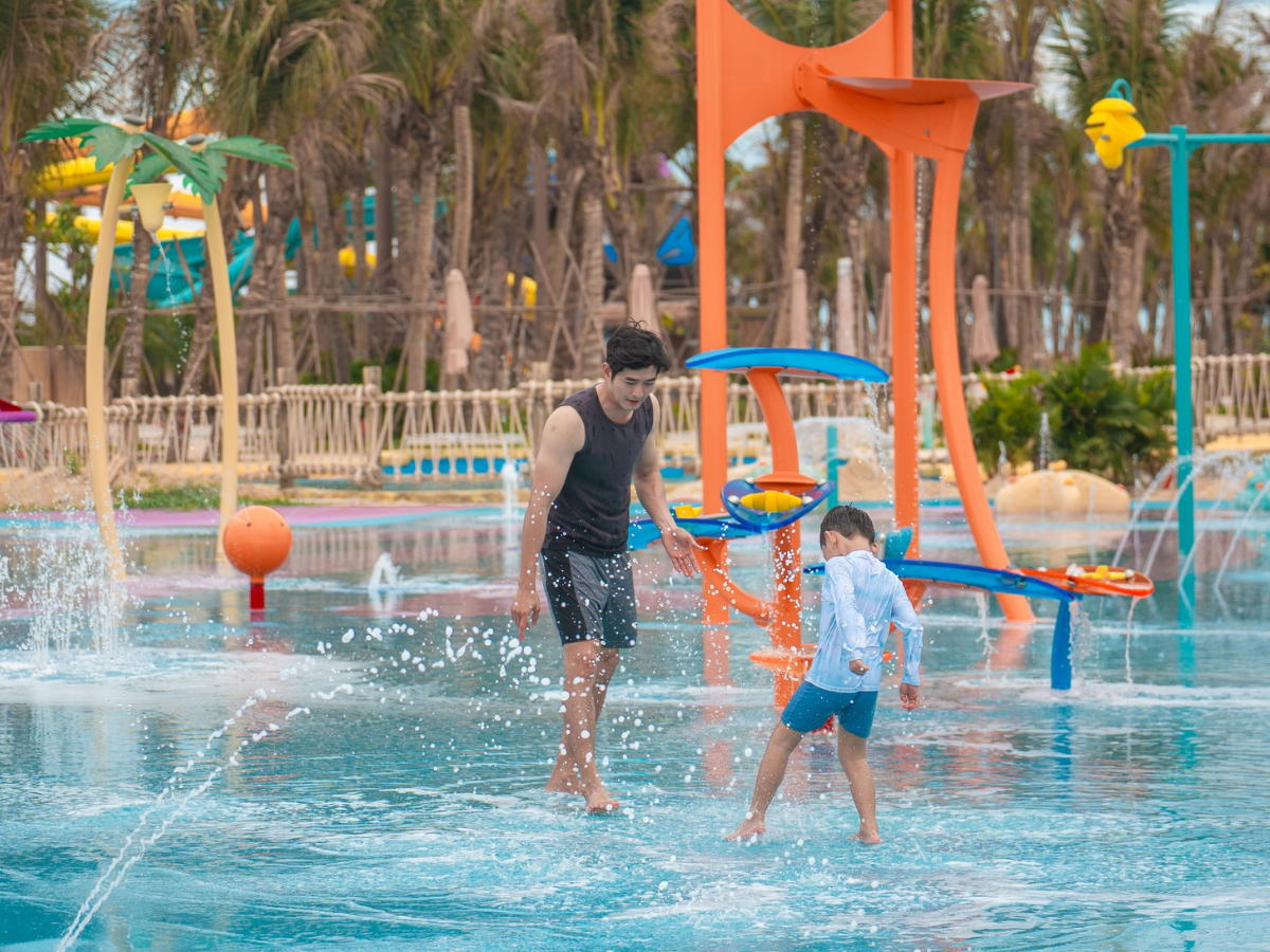 Bố cùng con vui chơi và khám phá Sun World Vung Tau trong không gian giải trí hiện đại, đầy màu sắc và gắn kết yêu thương