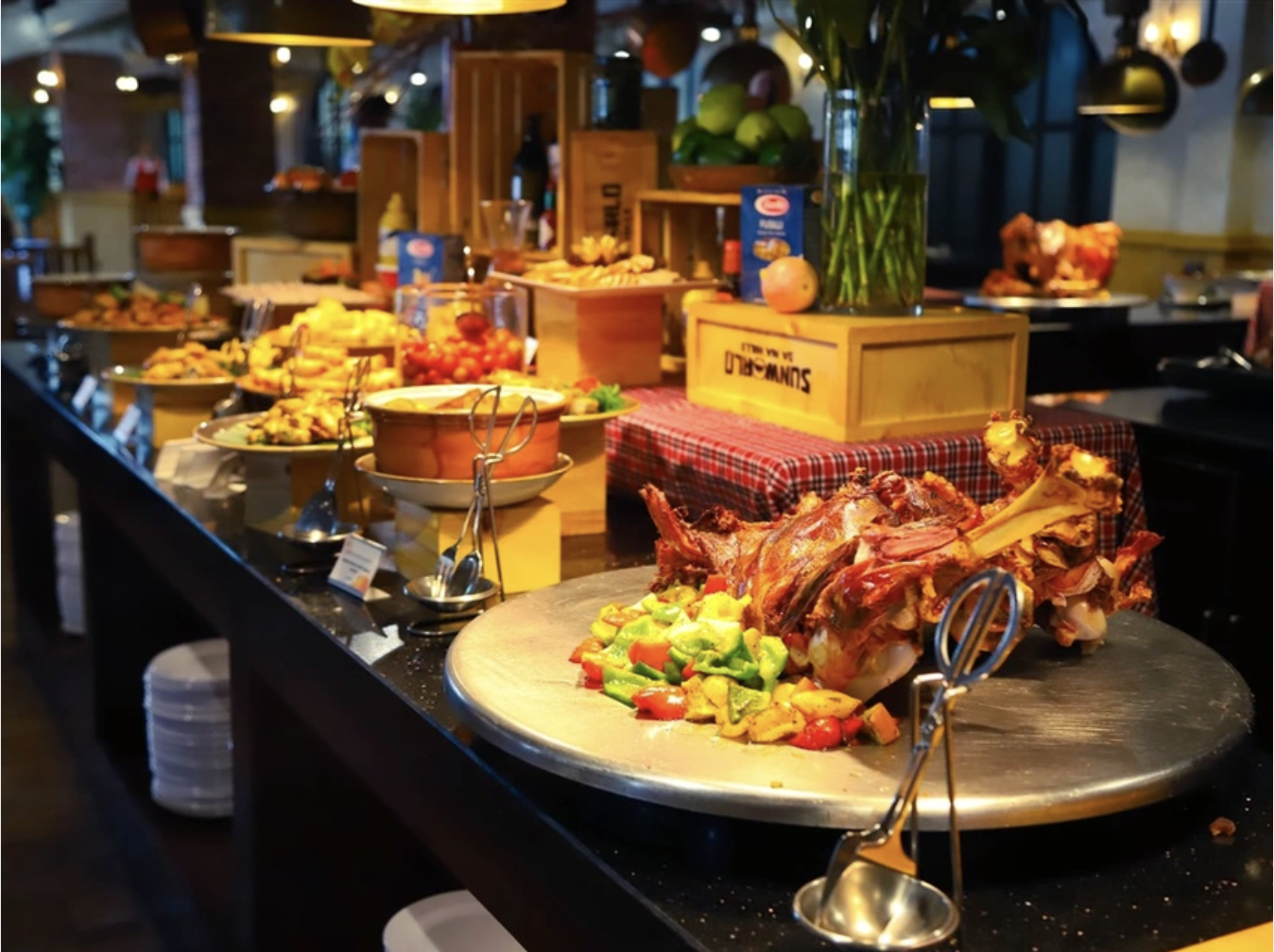 Các món đặc sản địa phương xuất hiện trong menu buffet phong cách miền biển.