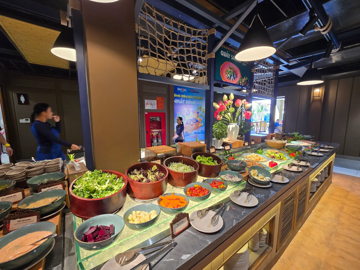 Quầy buffet ẩm thực Sun World Vung Tau với đa dạng món ăn phục vụ du khách